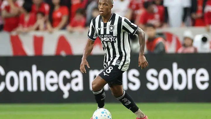 Danilo Santos, do Botafogo, tem dores musculares e desfalca a equipe