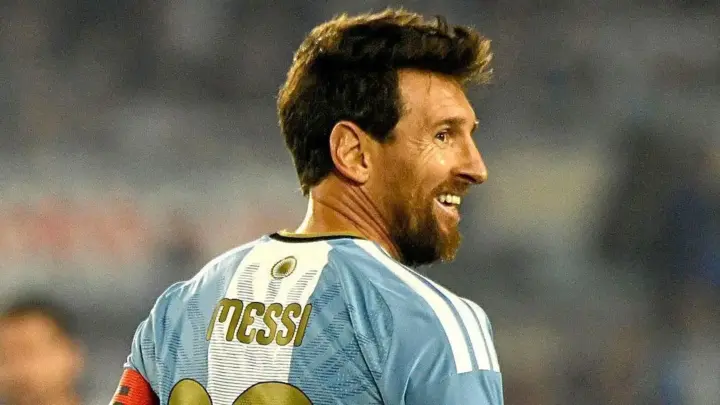 Messi ganha homenagem de Cristiano Ronaldo após se despedir da Argentina