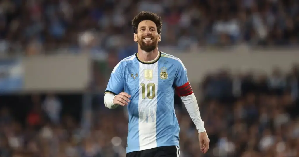 Messi se despede da seleção argentina com gol, assistências e muita emoção