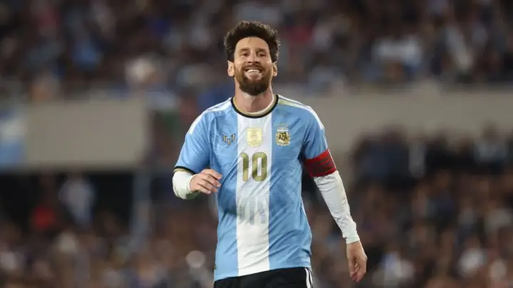 Messi se despede da seleção argentina com gol, assistências e muita emoção