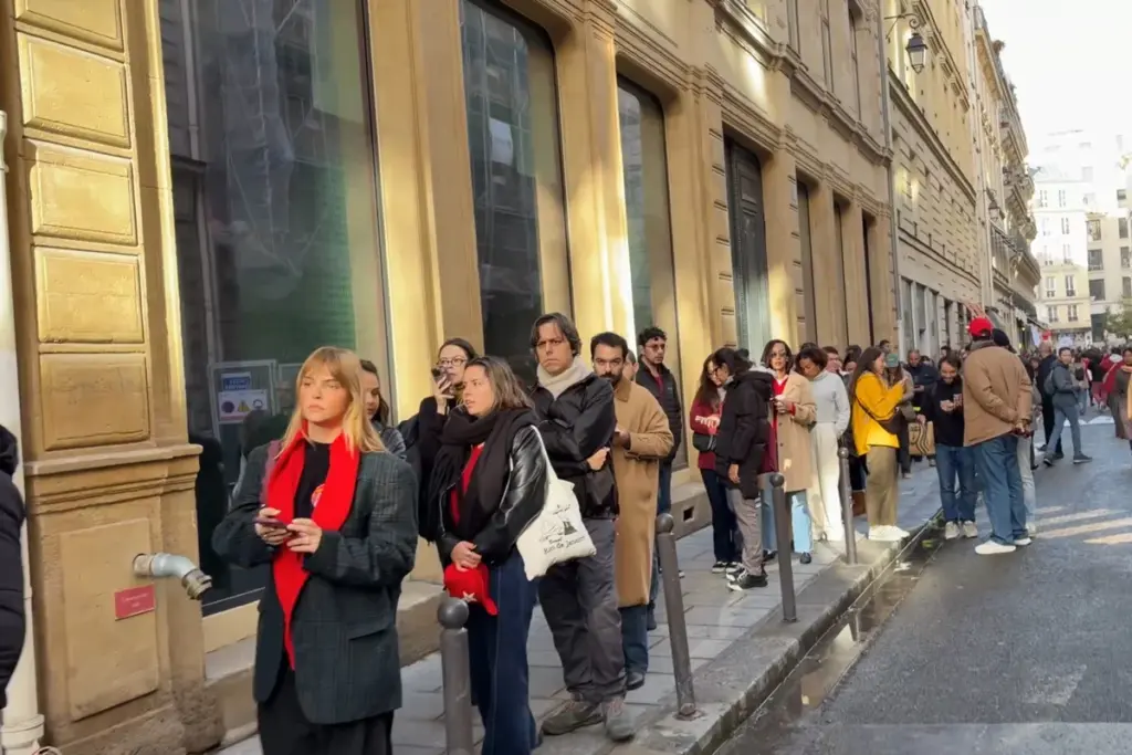 Eleições 2026: brasileiros reclamam de filas para votar no exterior