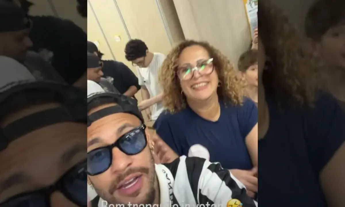 Eleições: Neymar Jr. vota de camisa do Santos no 1º turno em SP e atrai fãs