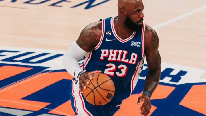 Em estreia de LeBron James, 76ers batem campeões Knicks em 1° jogo da NBA