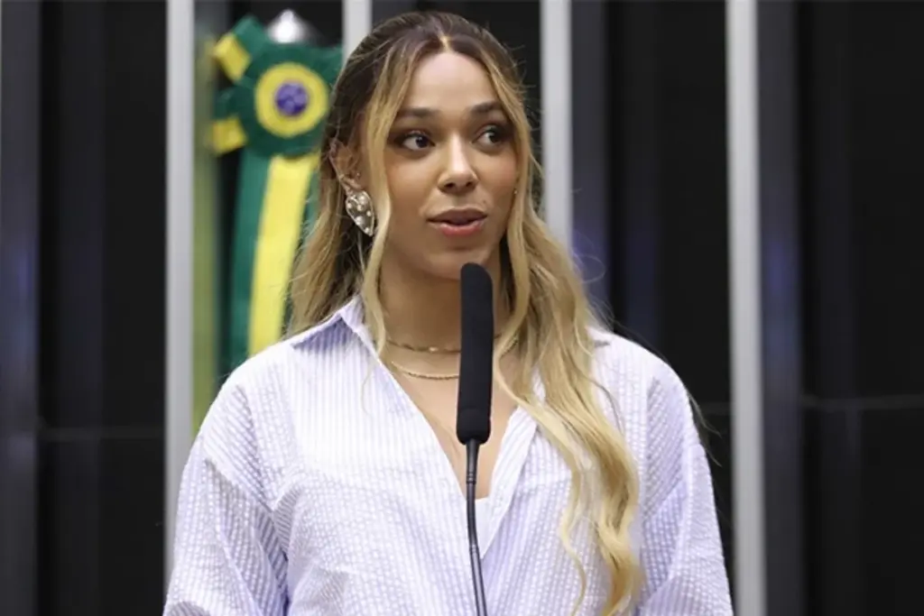 Erika Hilton recebe ameaça de morte e atrasa ida às urnas por segurança