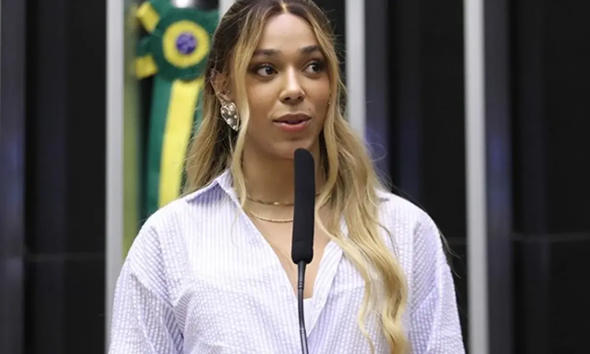 Erika Hilton recebe ameaça de morte e atrasa ida às urnas por segurança