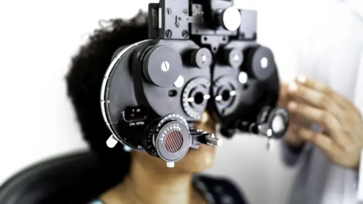 Médicos dizem que coçar os olhos pode indicar avanço de doenças crônica