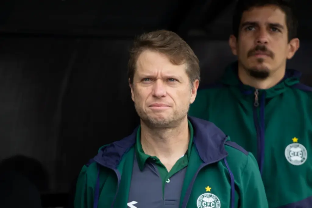 Fernando Seabra, do Coritiba, é o 20º técnico demitido no Brasileirão