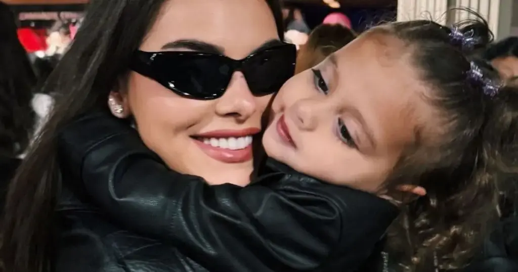 Amanda Kimberlly mostra Helena, filha com Neymar, curtindo show do BTS
