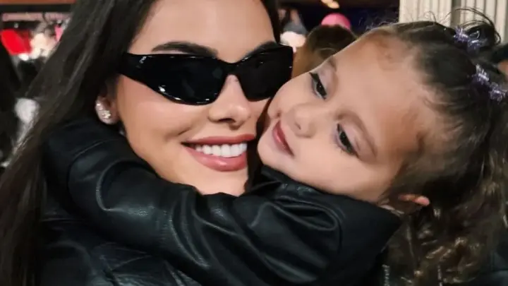 Amanda Kimberlly mostra Helena, filha com Neymar, curtindo show do BTS