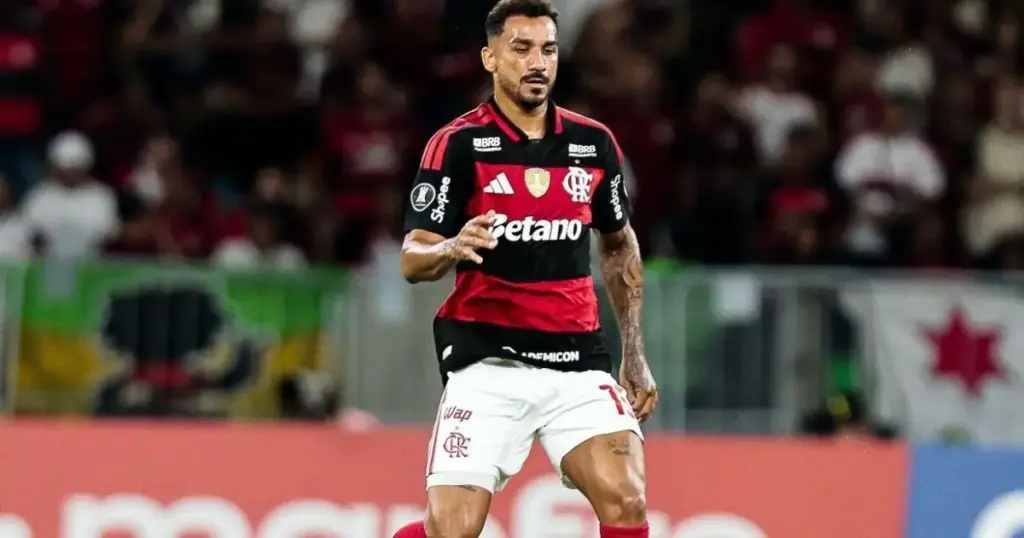 Danilo, do Flamengo, é encaminhado ao hospital após choque no Fla-Flu
