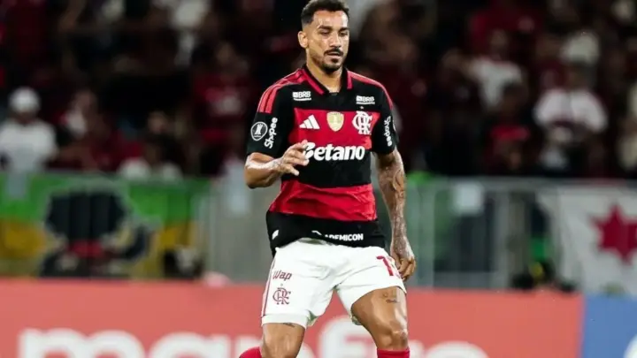 Danilo, do Flamengo, é encaminhado ao hospital após choque no Fla-Flu