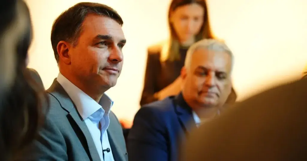 Flávio pede a aliados que mantenham campanha ativa nas redes e nos estados