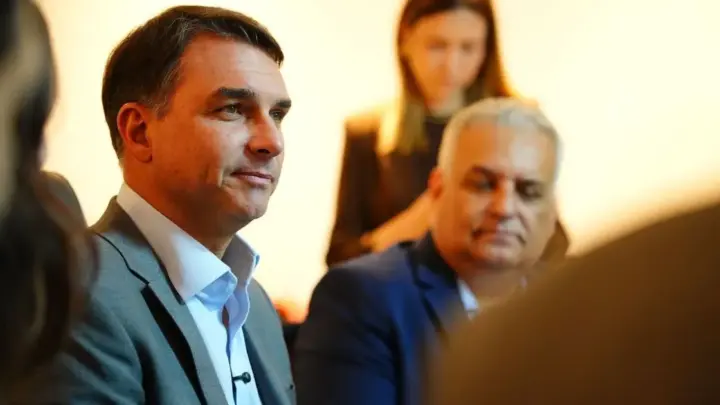 Flávio pede a aliados que mantenham campanha ativa nas redes e nos estados