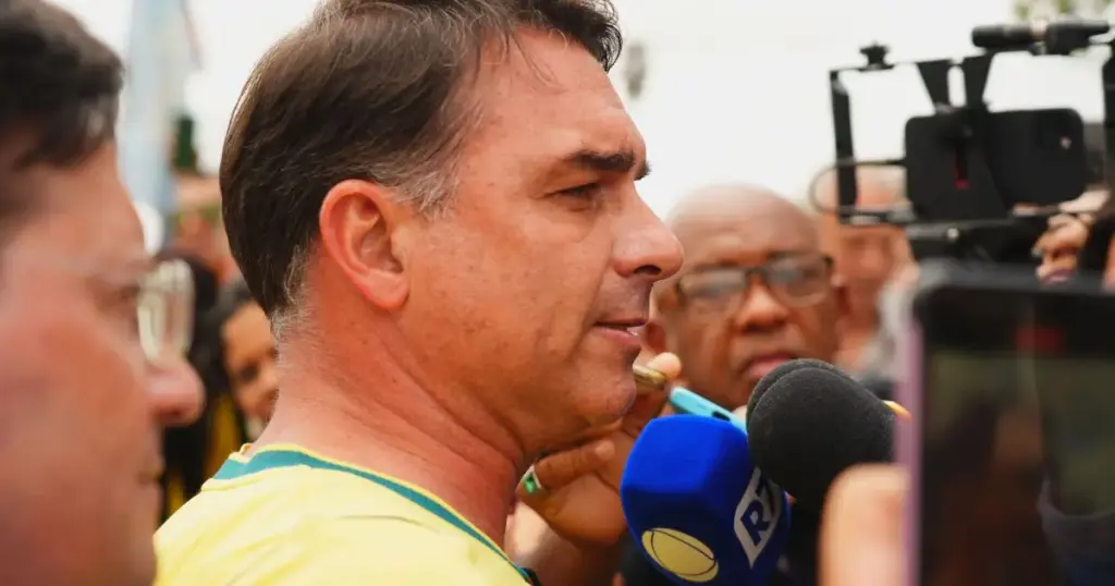 Flávio Bolsonaro diz que não irá mais para debate da TV Globo