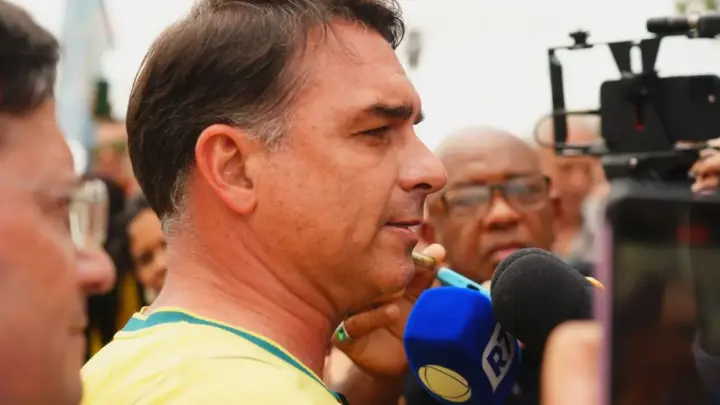 Flávio Bolsonaro diz que não irá mais para debate da TV Globo