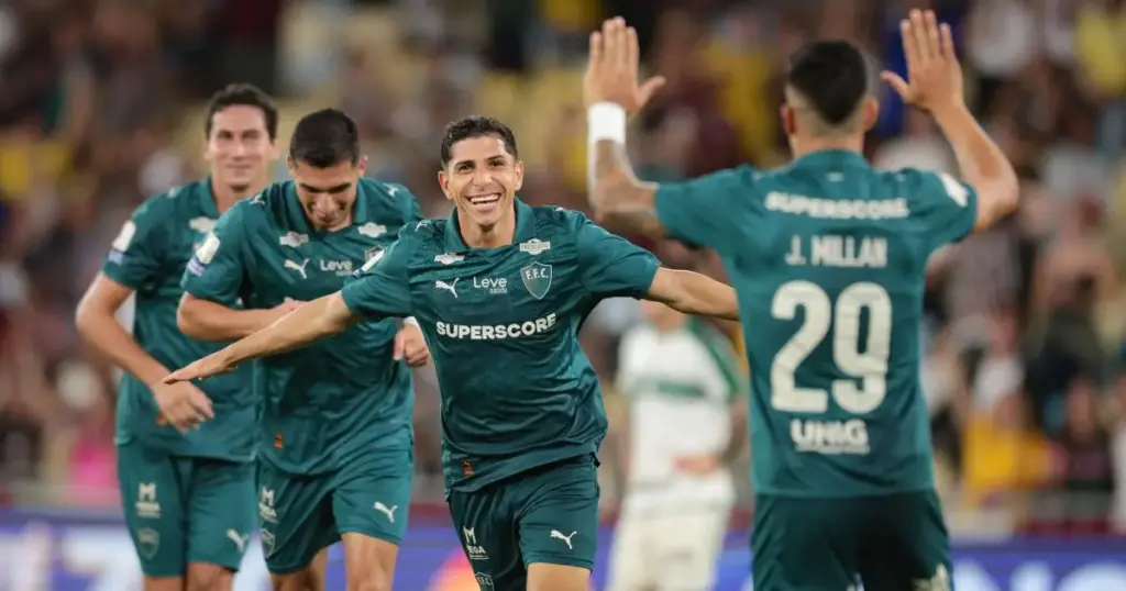 Com hat-trick de Savarino, Fluminense goleia Coritiba e volta ao G4