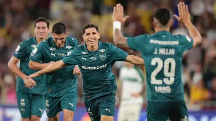 Com hat-trick de Savarino, Fluminense goleia Coritiba e volta ao G4