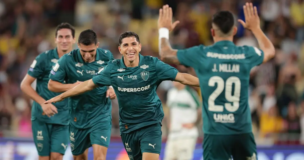 Com hat-trick de Savarino, Fluminense goleia Coritiba e volta ao G4