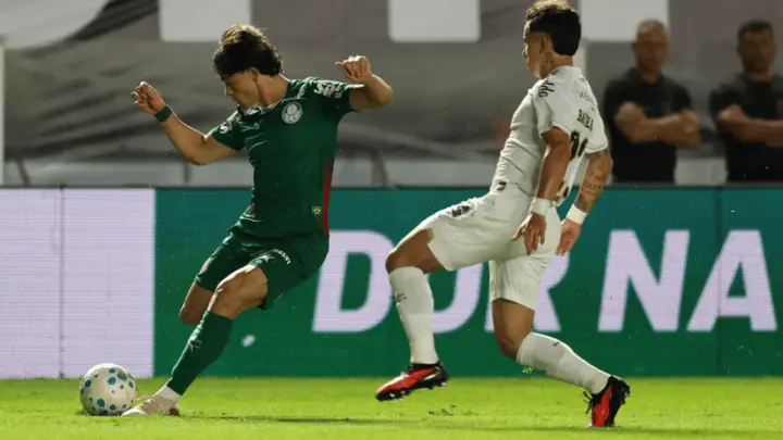 Jogadores do Santos contestam pênalti não marcado contra o Palmeiras; veja