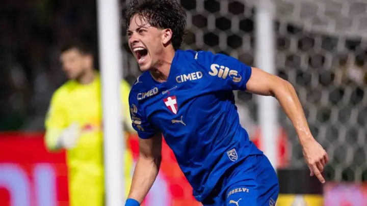 Giay decide, Palmeiras vence Bragantino e dorme na liderança do Brasileirão