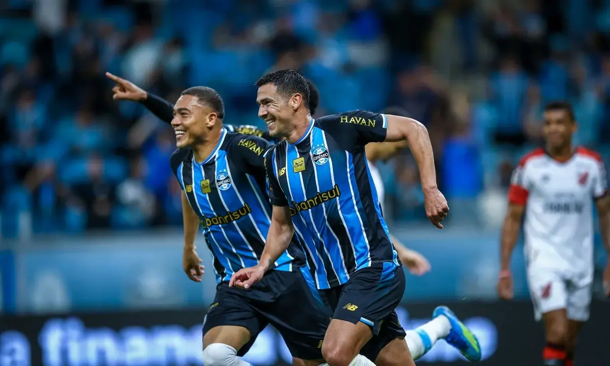 Grêmio derrota Athletico-PR e deixa a zona de rebaixamento do Brasileirão