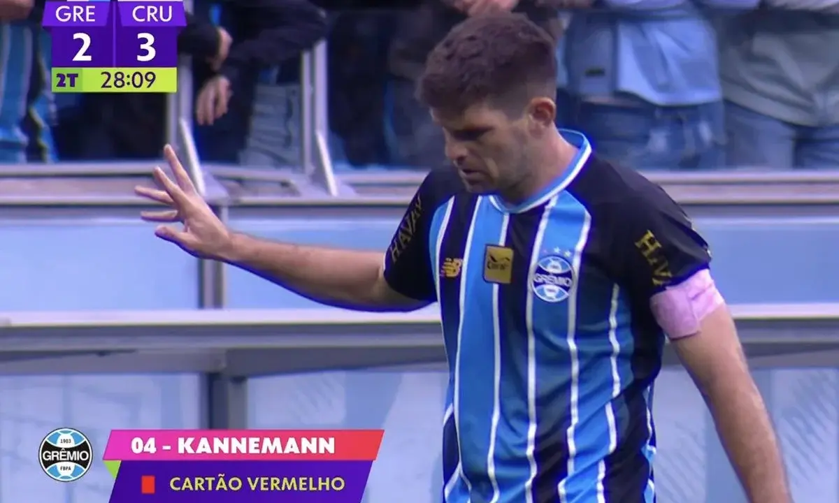 Grêmio: Walter Kannemann faz gesto de roubo e é expulso contra o Cruzeiro