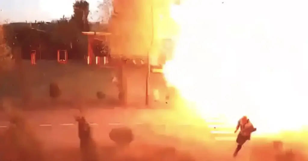 Vídeo: Homem escapa por pouco de ataque de drone russo perto de Kiev