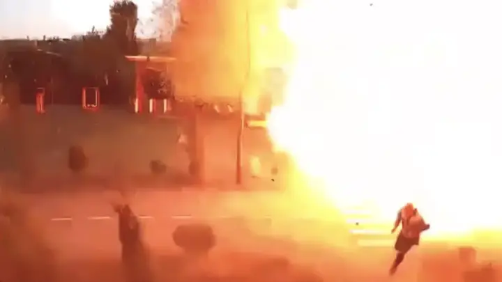Vídeo: Homem escapa por pouco de ataque de drone russo perto de Kiev