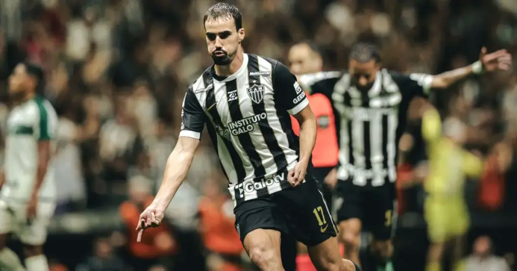 Com time misto, Atlético-MG bate o Coritiba e ganha posições no Brasileirão