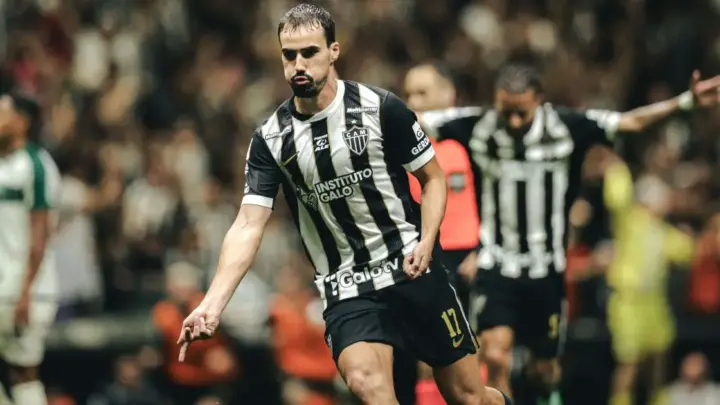 Com time misto, Atlético-MG bate o Coritiba e ganha posições no Brasileirão
