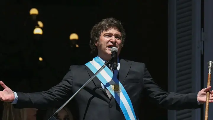 Anistia Internacional vai denunciar Milei por ofender jornalistas