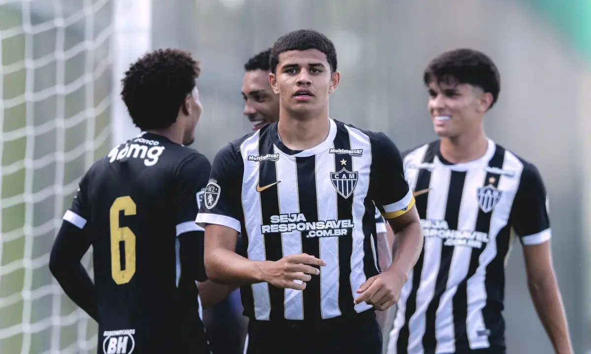 Jogador do Atlético-MG, Índio faz gol do meio de campo contra Cruzeiro