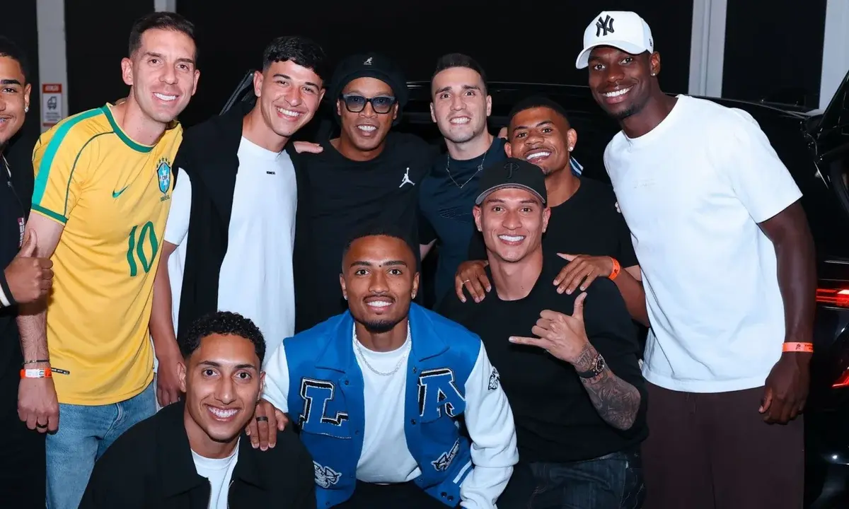 Jogadores do Athletico-PR tietam Ronaldinho Gaúcho em jogo festivo