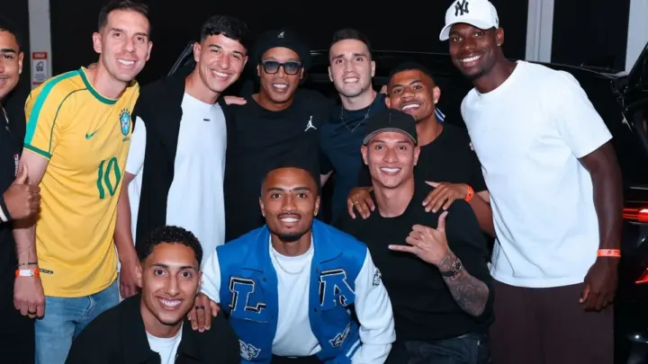 Jogadores do Athletico-PR tietam Ronaldinho Gaúcho em jogo festivo
