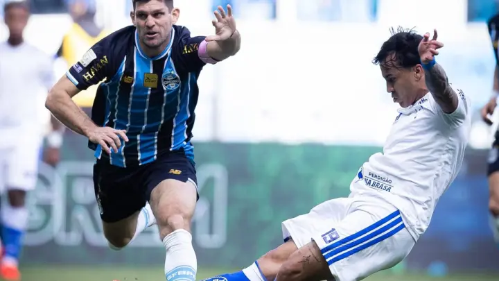 Kaio Jorge faz hat-trick, Cruzeiro vira contra o Grêmio e deixa rival no Z4