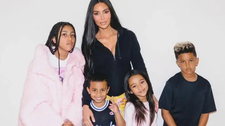 Kim Kardashian revela quantas babás cuidam de seus filhos