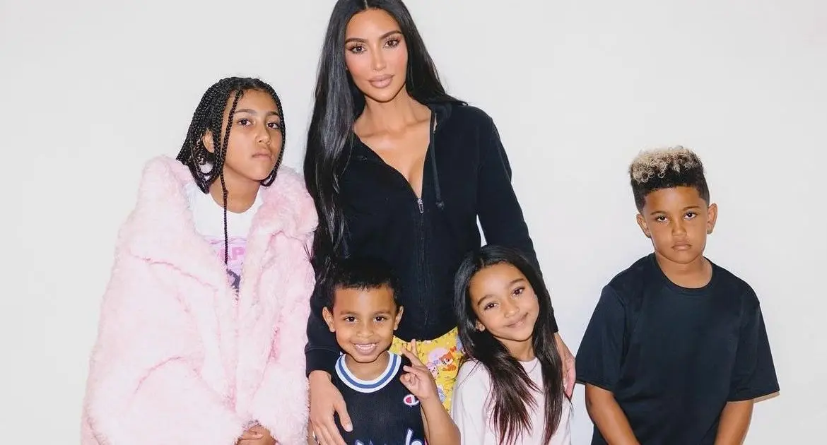 Kim Kardashian revela quantas babás cuidam de seus filhos