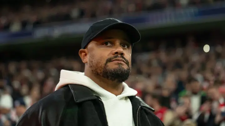 Kompany recebe alta de hospital após desmaiar no CT do Bayern de Munique