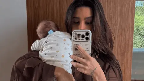 Momento fofura! Lauana Prado encanta fãs com foto de filho de 2 meses