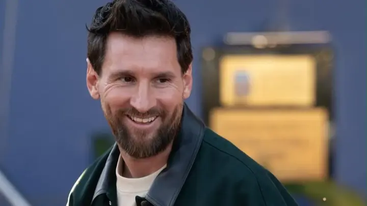 Lionel Messi se apresenta à seleção argentina para jogo de despedida