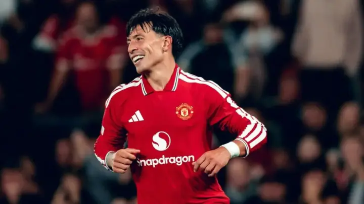 Zagueiro do Manchester United pede desculpas após críticas à diretoria
