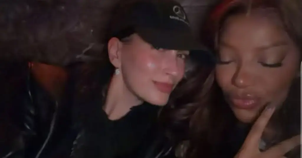 Ludmilla posa ao lado de Hailey Bieber durante Semana de Moda de Paris