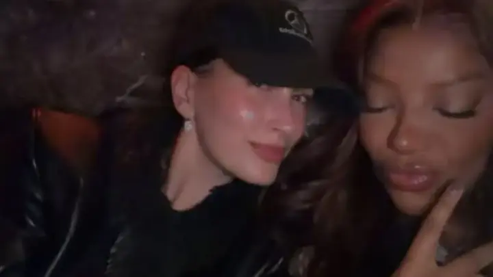 Ludmilla posa ao lado de Hailey Bieber durante Semana de Moda de Paris