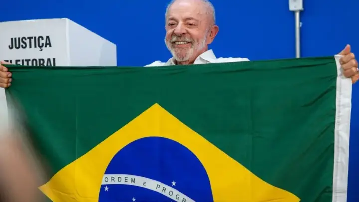 Corinthians parabeniza Lula por reeleição: “Viva a democracia do Brasil”