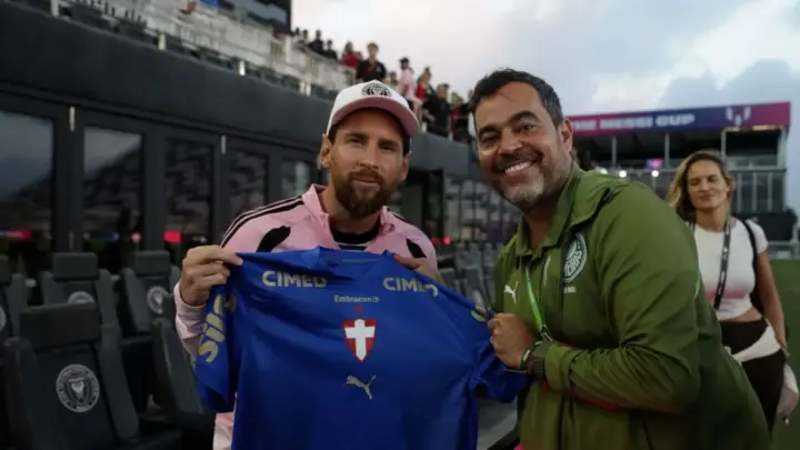 Messi recebe camisa do Palmeiras de JP Sampaio, coordenador da base