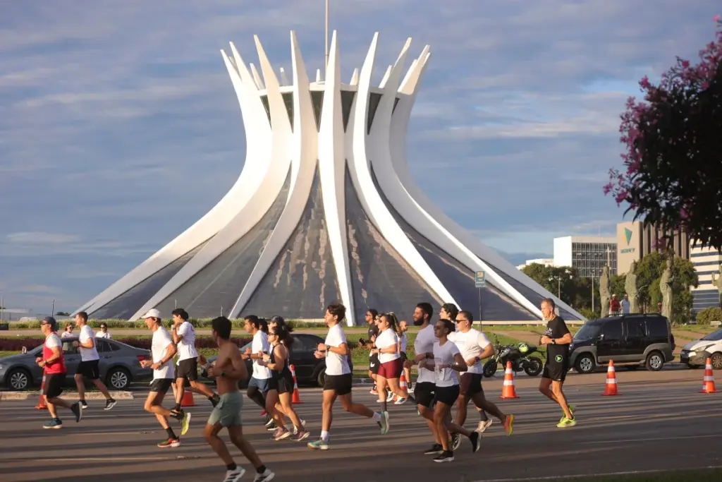 Metrópoles Endurance Corrida: médico explica benefícios de correr à noite