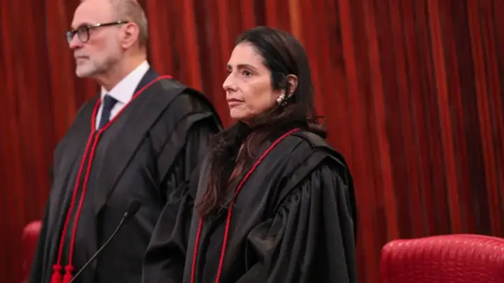 Ministra que barrou cadeira vazia de Lula em debate diz sofrer misoginia