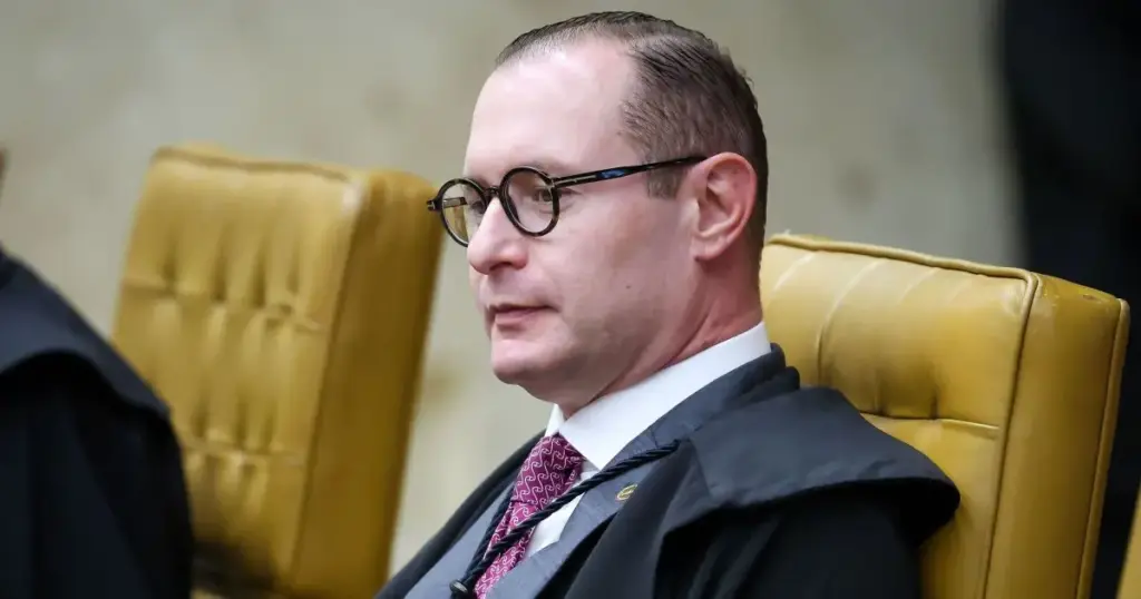 Cristiano Zanin, ministro do STF, vota no 2º turno em Brasília