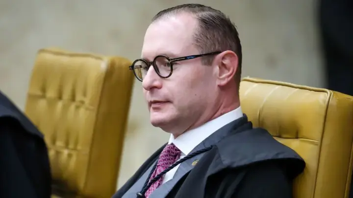 Cristiano Zanin, ministro do STF, vota no 2º turno em Brasília
