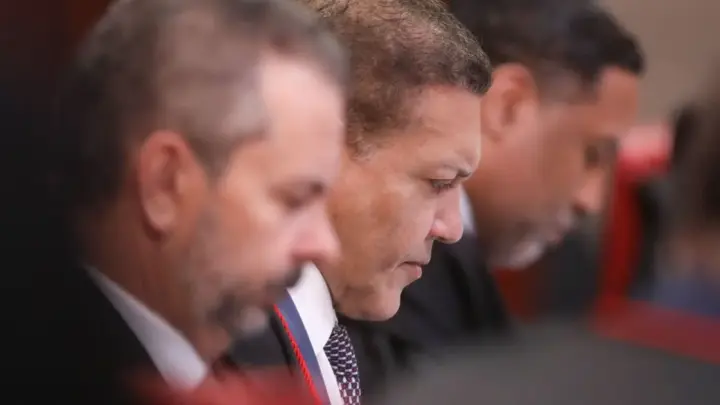 TSE aplica multa de R$ 5 mil a Flávio por ligar Lula ao PCC e ao CV